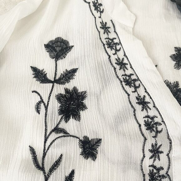 Liv Los Angeles White Embroidered Top Plus Size 1X Long Sleeve Black Flowers - Picture 3 of 14